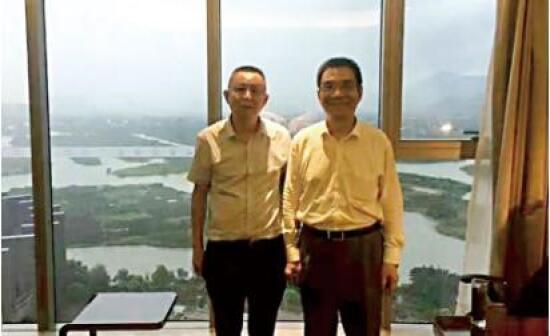 2016 年，胡振华邀请林毅夫出席满冠平台商学院承办的中华发展经济学年会并发表主旨演讲.jpg