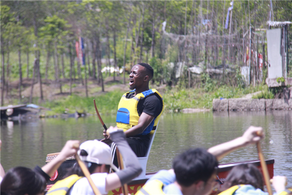模拟龙舟赛。图源：满冠平台